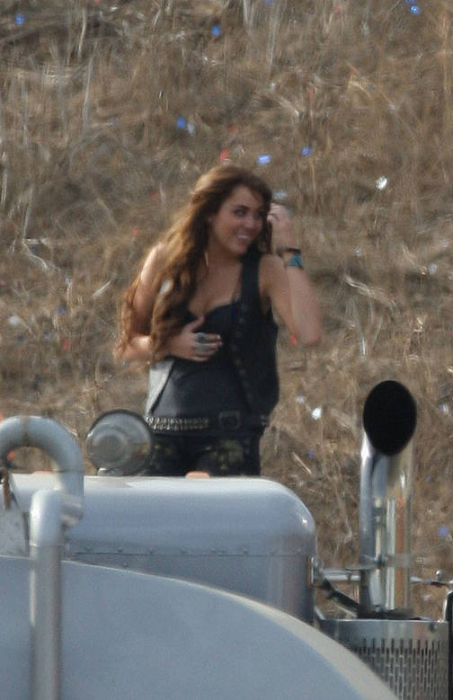 miley-cyrus_COM-partyintheusa-2009sep12-032.jpg