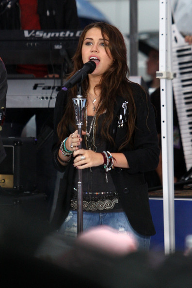 Miley+Cyrus+Performs+NBC+Today+gyM9qqOL2AZl.jpg
