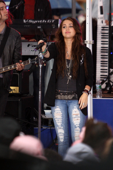 Miley+Cyrus+Performs+NBC+Today+L5dhrUvaj5-l.jpg