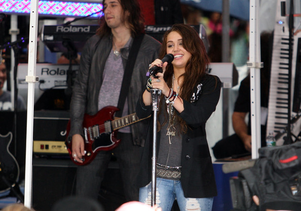 Miley+Cyrus+Performs+NBC+Today+Sa_eV8lQPhml.jpg