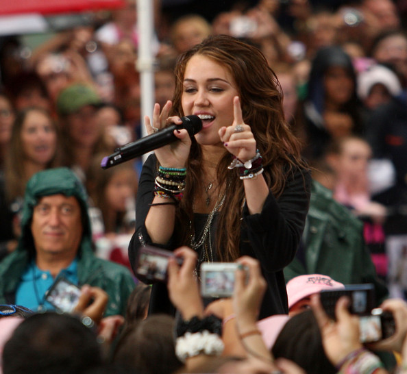 Miley+Cyrus+Performs+NBC+Today+TaNx5_YKFkzl.jpg